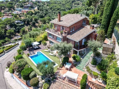 Espectacular casa con vistas al mar y la montaña en Alella Parc