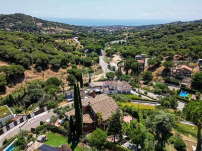 Espectacular casa con vistas al mar y la montaña en Alella Parc
