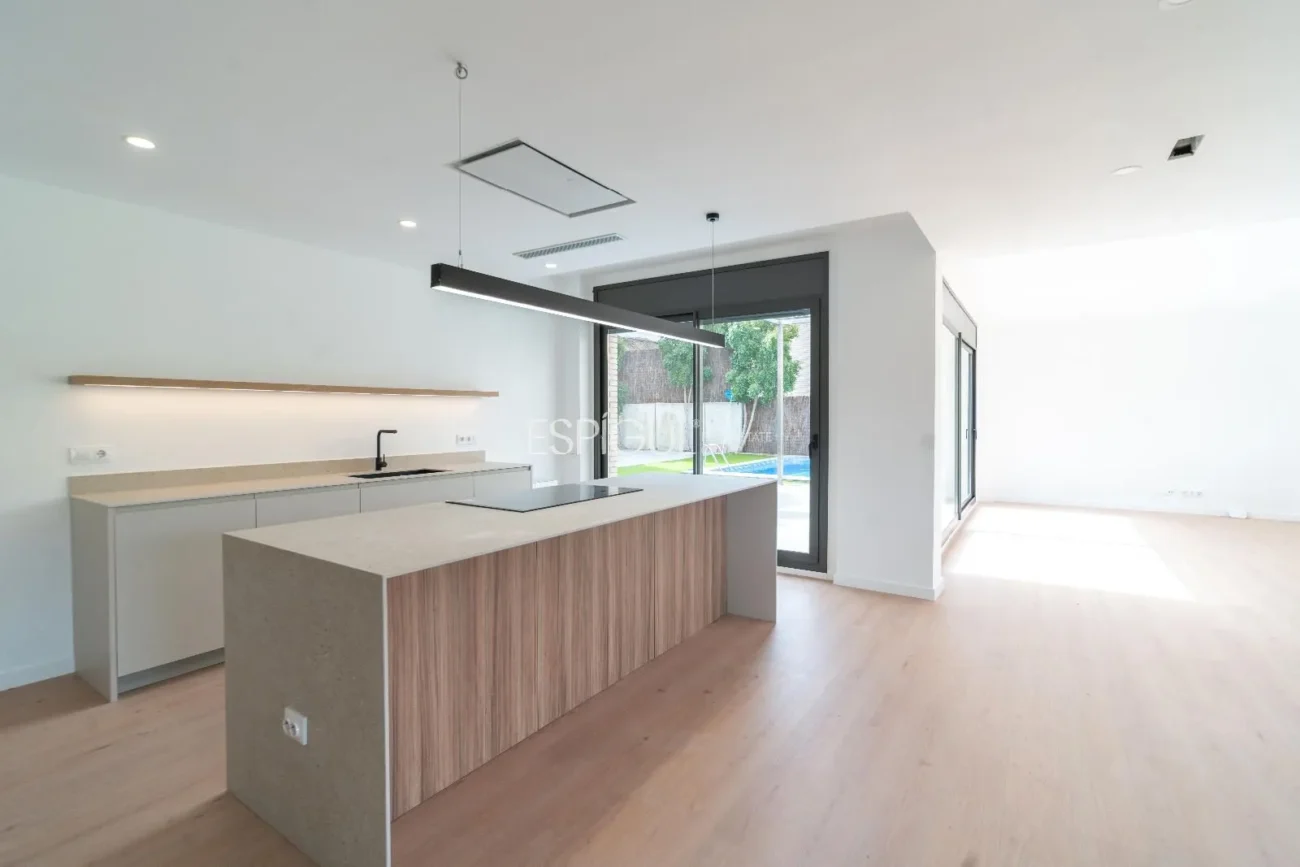 Espectacular casa en Alella, totalmente actualizada en 2025, con ascensor y piscina.