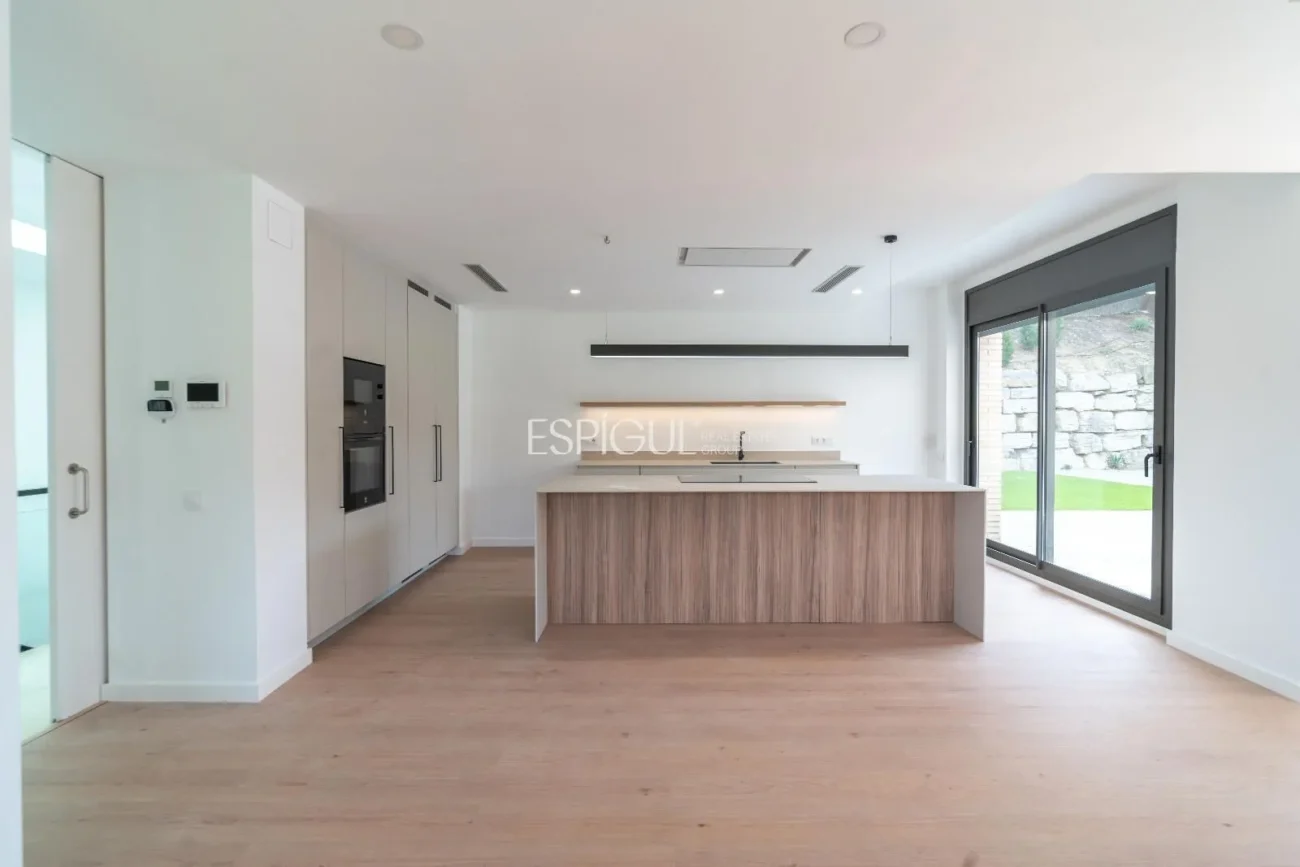 Espectacular casa en Alella, totalmente actualizada en 2025, con ascensor y piscina.