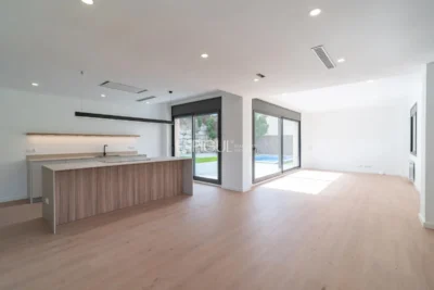 Espectacular casa en Alella, totalmente actualizada en 2025, con ascensor y piscina.