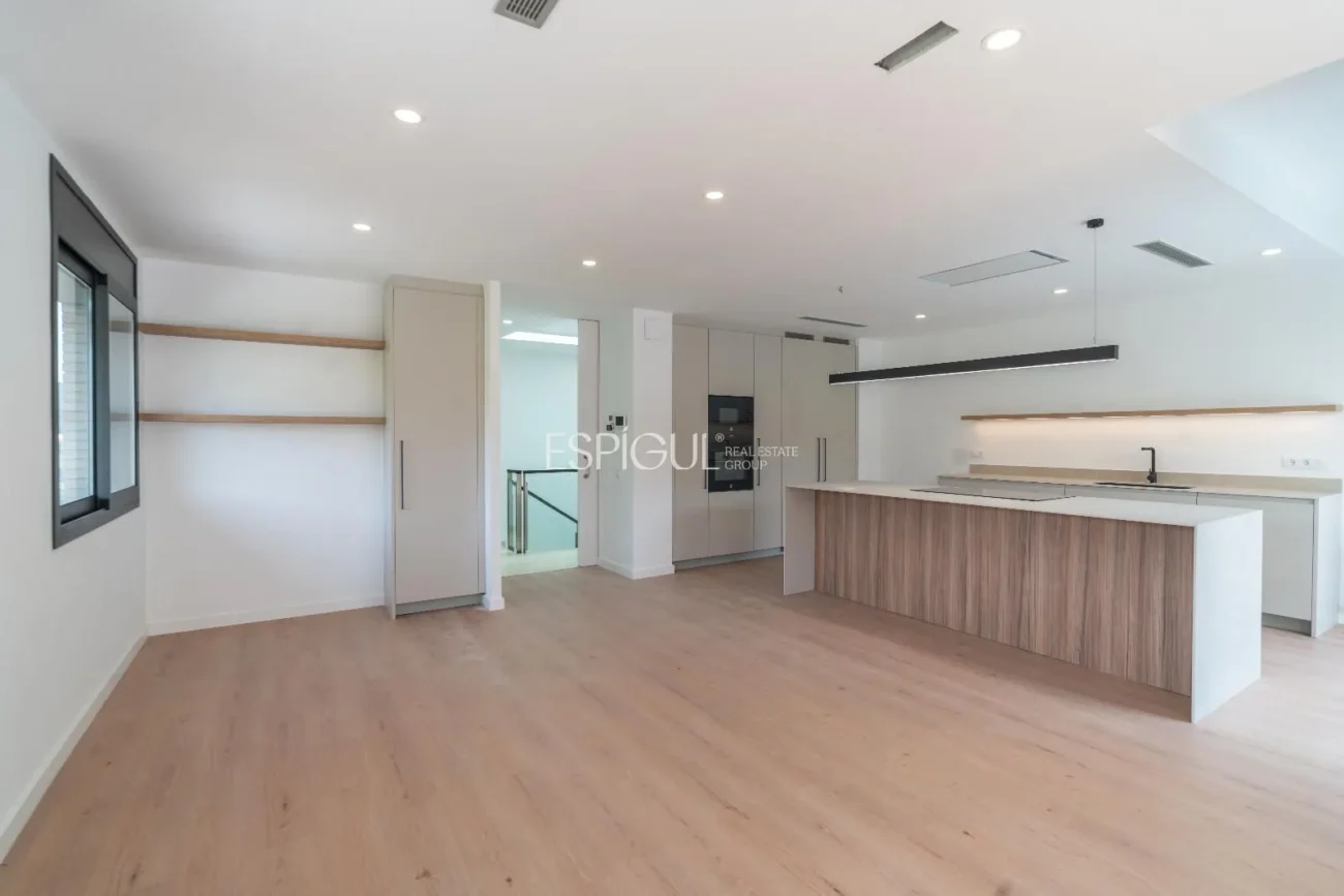 Espectacular casa en Alella, totalmente actualizada en 2025, con ascensor y piscina.