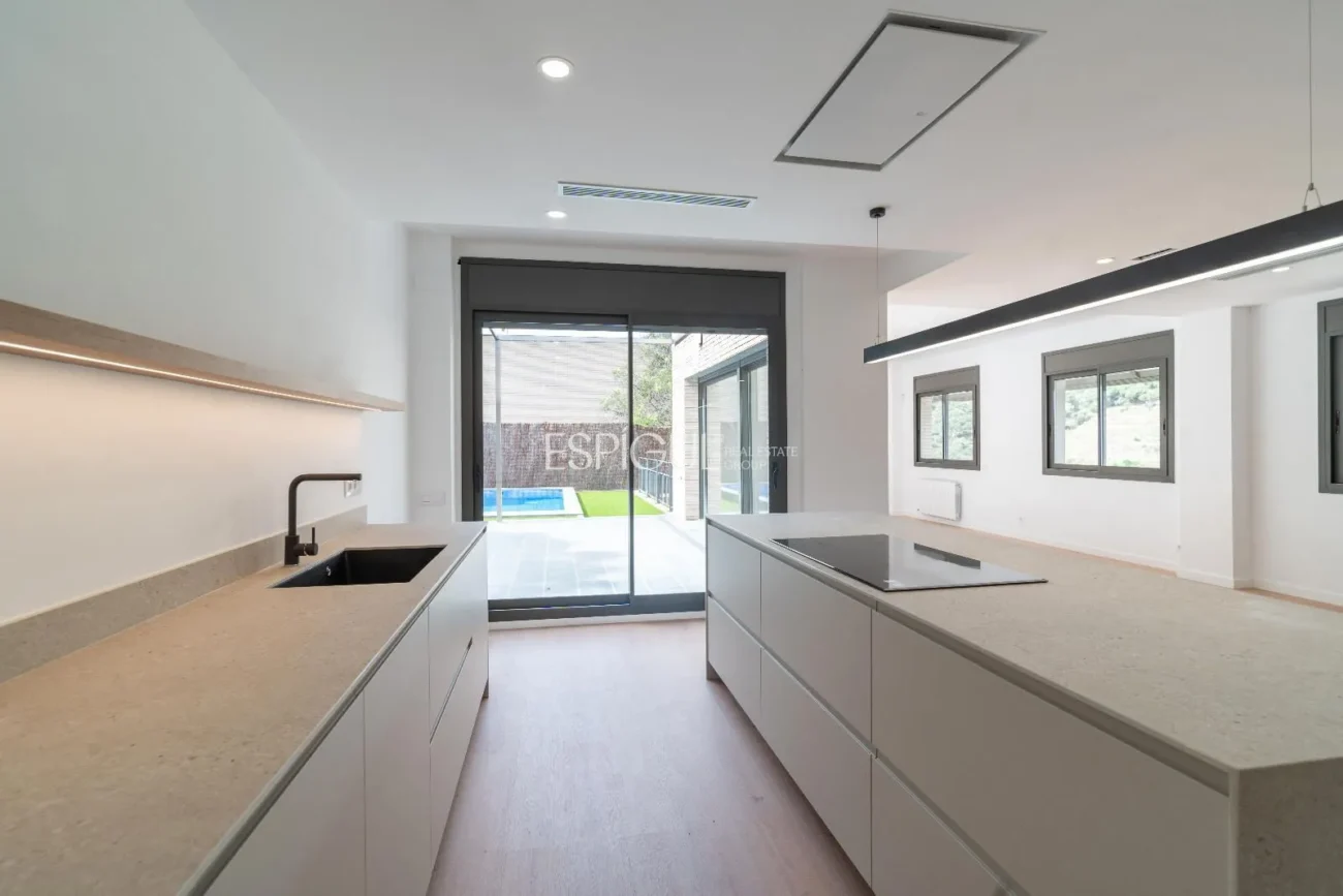 Espectacular casa en Alella, totalmente actualizada en 2025, con ascensor y piscina.