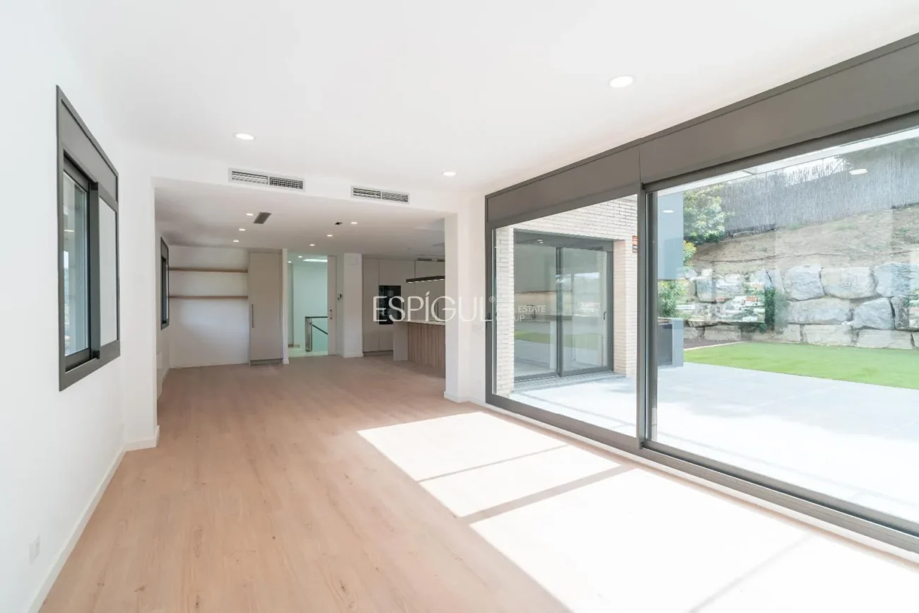 Espectacular casa en Alella, totalmente actualizada en 2025, con ascensor y piscina.