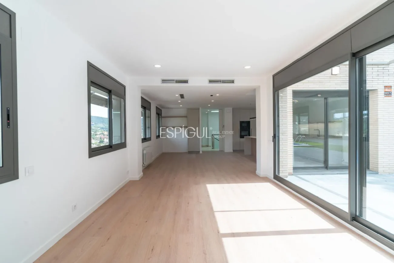 Espectacular casa en Alella, totalmente actualizada en 2025, con ascensor y piscina.