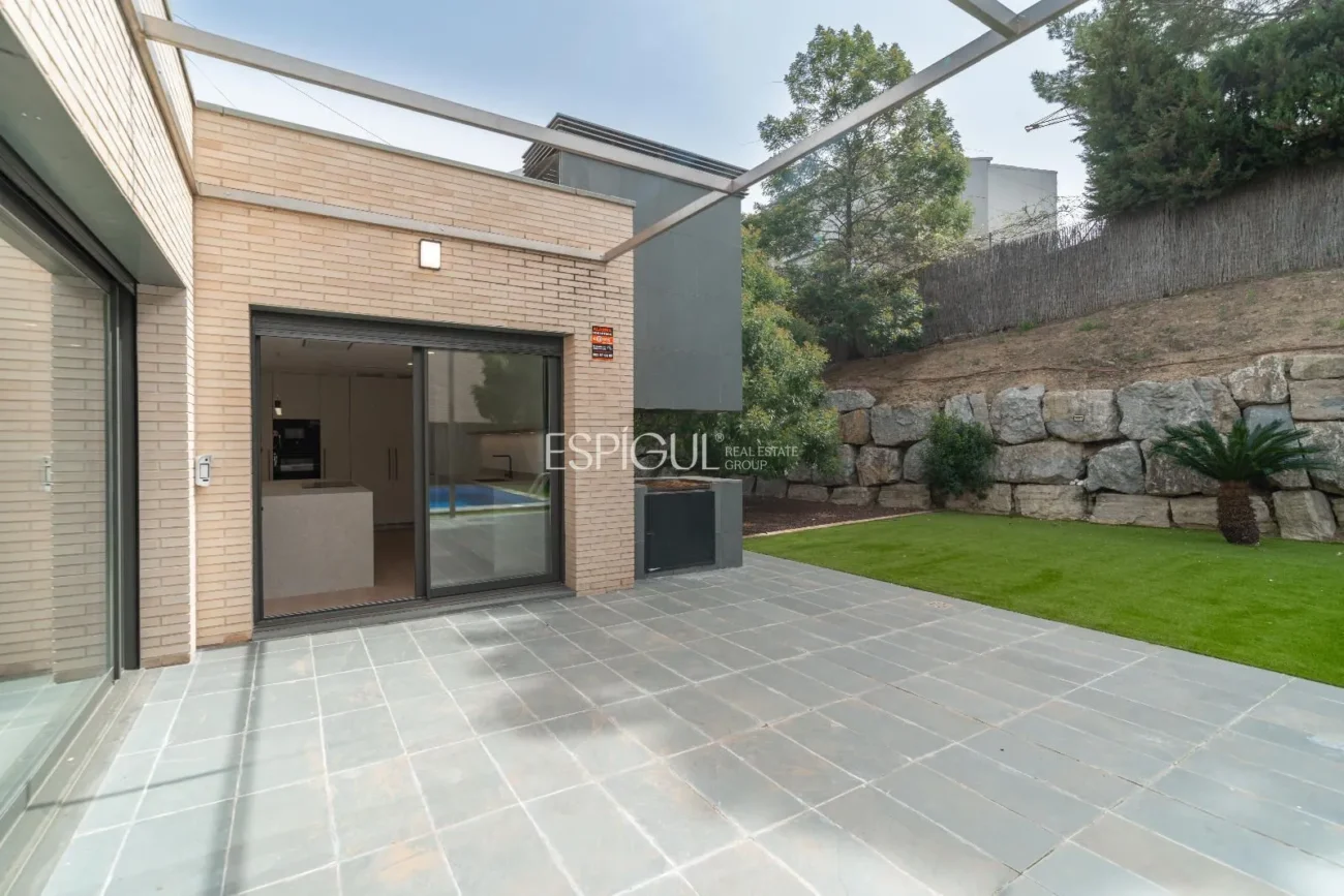 Espectacular casa en Alella, totalmente actualizada en 2025, con ascensor y piscina.