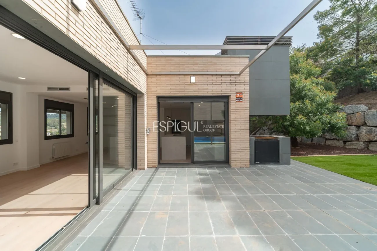 Espectacular casa en Alella, totalmente actualizada en 2025, con ascensor y piscina.