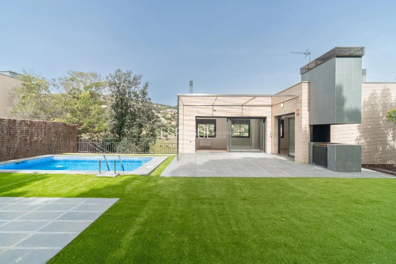 Espectacular casa en Alella, totalmente actualizada en 2025, con ascensor y piscina.