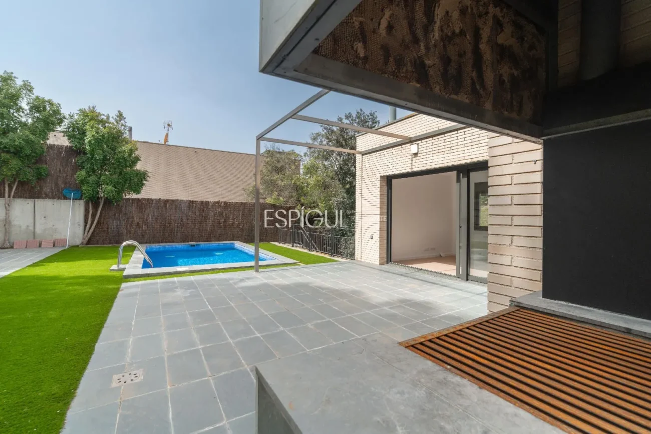 Espectacular casa en Alella, totalmente actualizada en 2025, con ascensor y piscina.