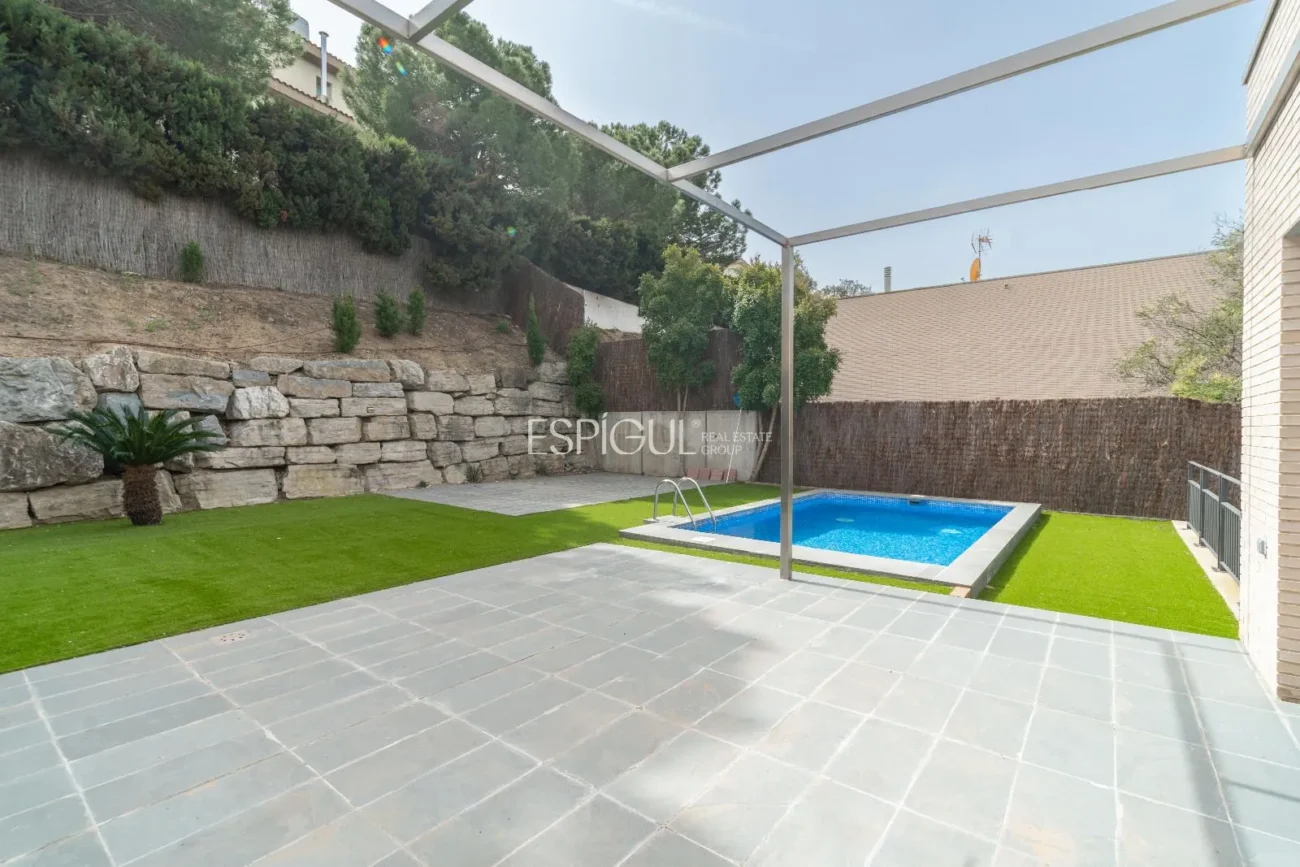 Espectacular casa en Alella, totalmente actualizada en 2025, con ascensor y piscina.