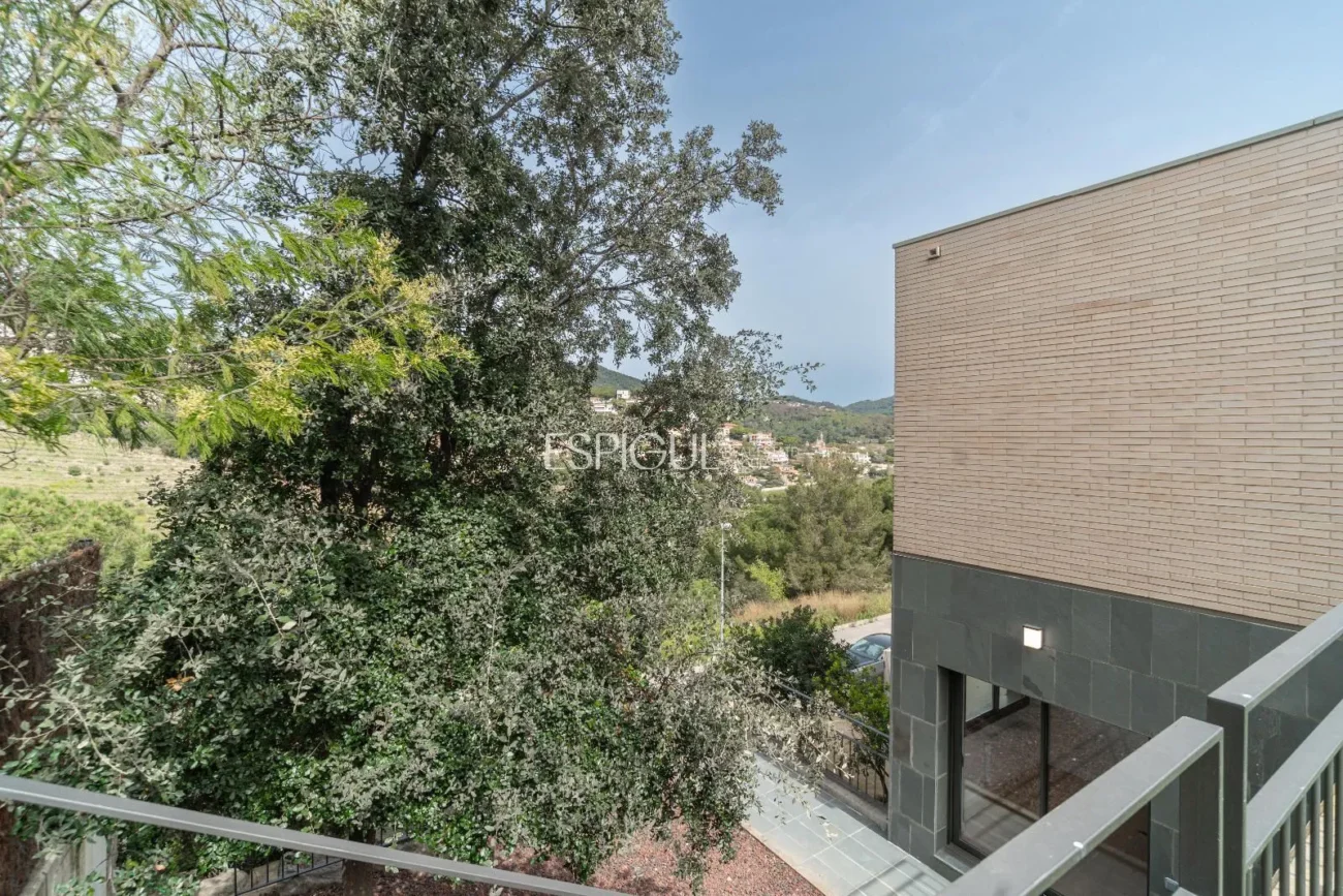 Espectacular casa en Alella, totalmente actualizada en 2025, con ascensor y piscina.