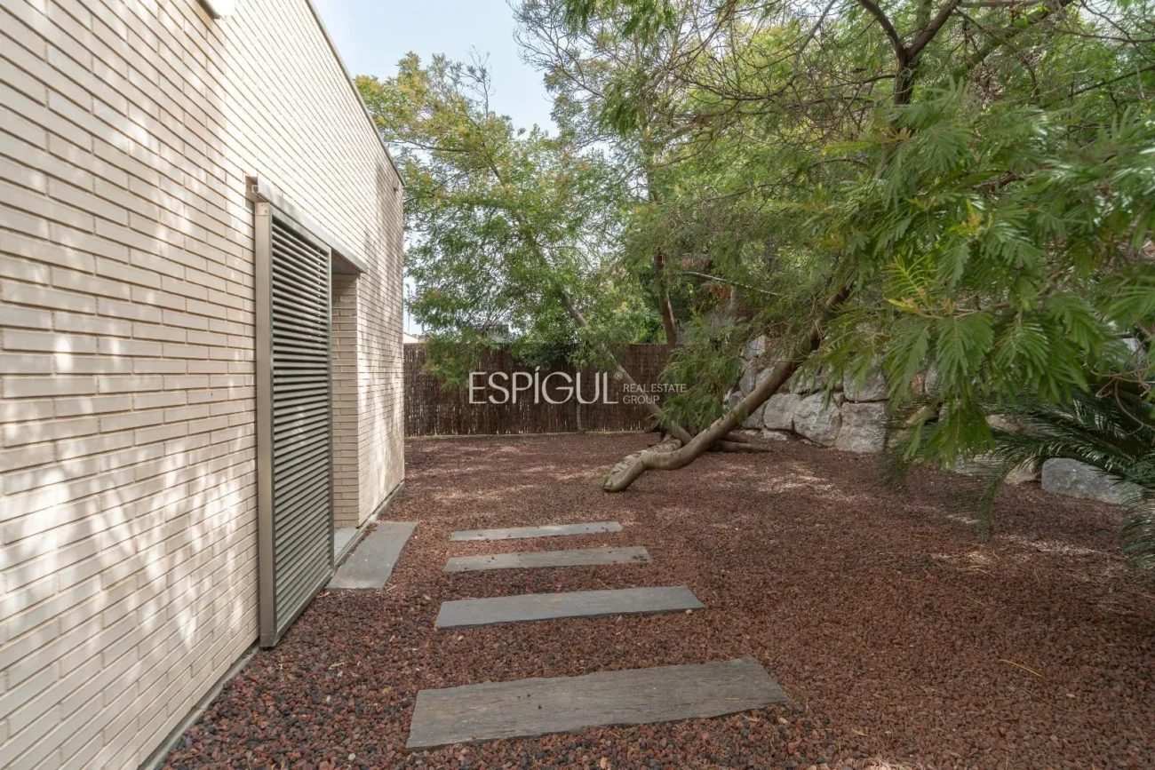 Espectacular casa en Alella, totalmente actualizada en 2025, con ascensor y piscina.