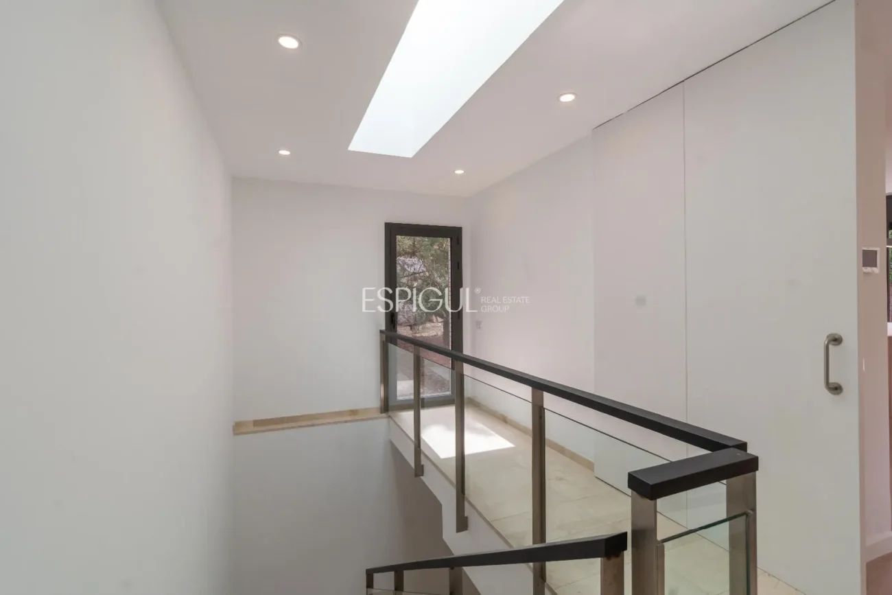 Espectacular casa en Alella, totalmente actualizada en 2025, con ascensor y piscina.