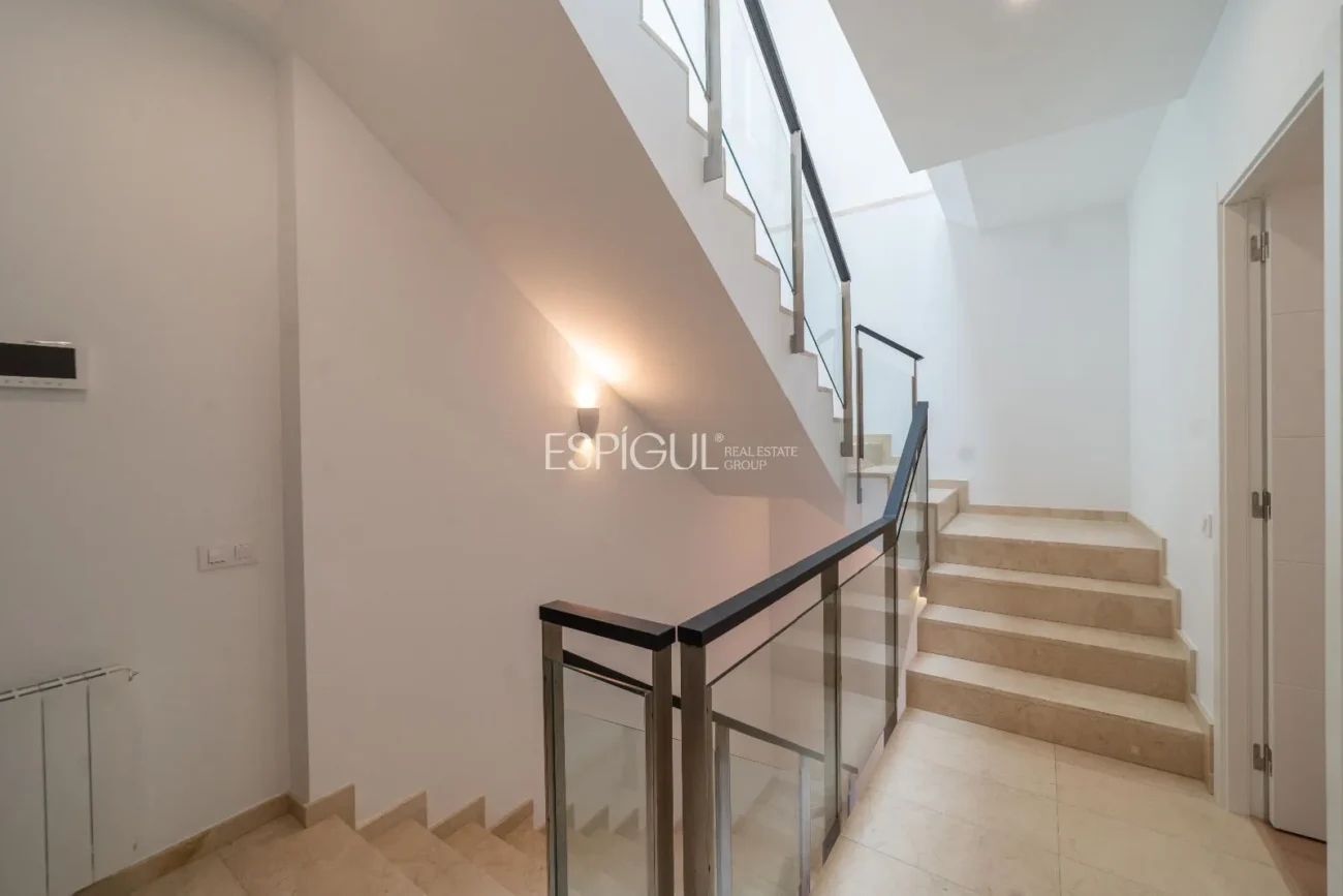 Espectacular casa en Alella, totalmente actualizada en 2025, con ascensor y piscina.