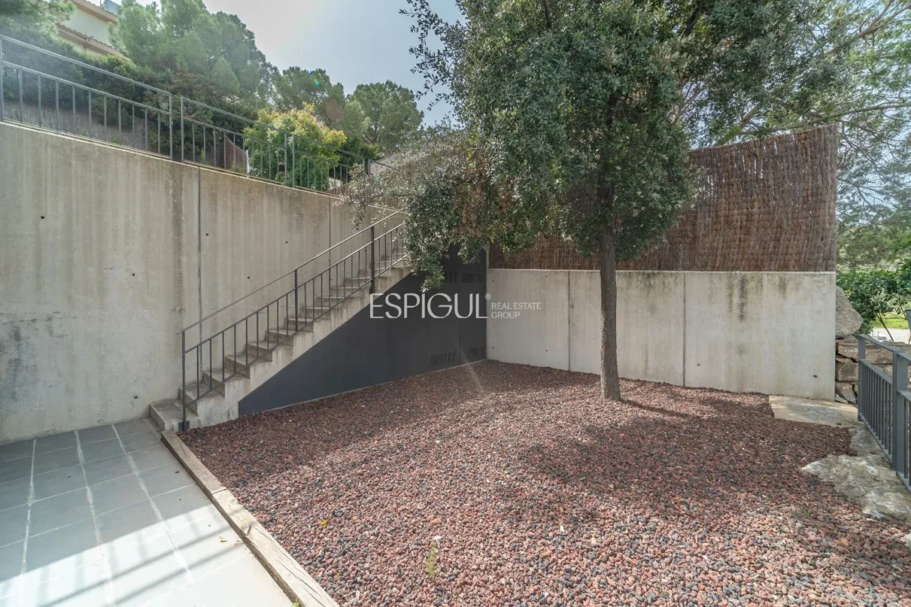 Espectacular casa en Alella, totalmente actualizada en 2025, con ascensor y piscina.