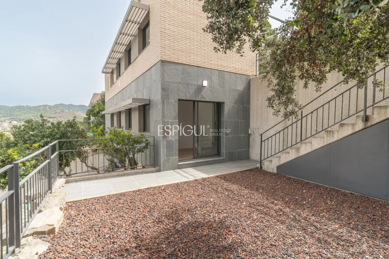 Espectacular casa en Alella, totalmente actualizada en 2025, con ascensor y piscina.