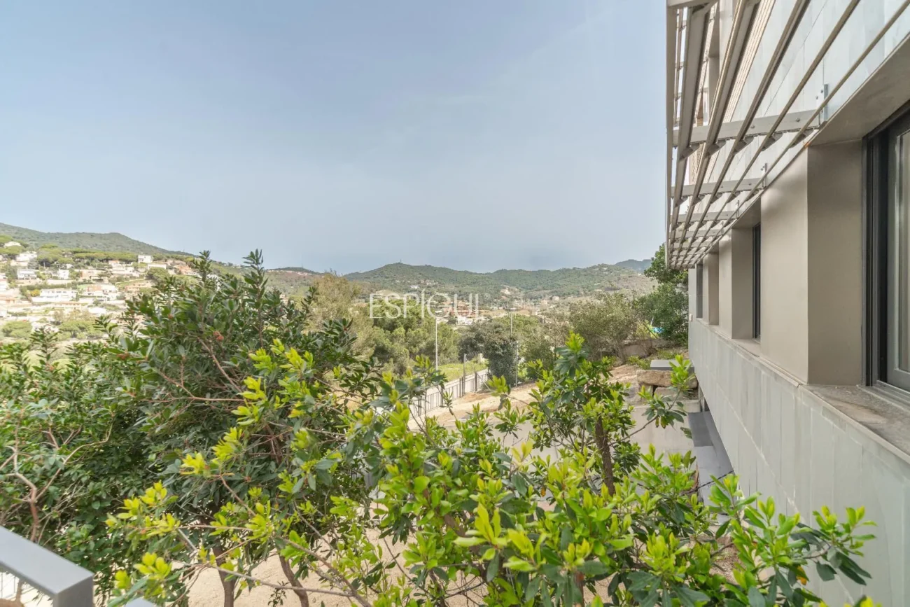 Espectacular casa en Alella, totalmente actualizada en 2025, con ascensor y piscina.