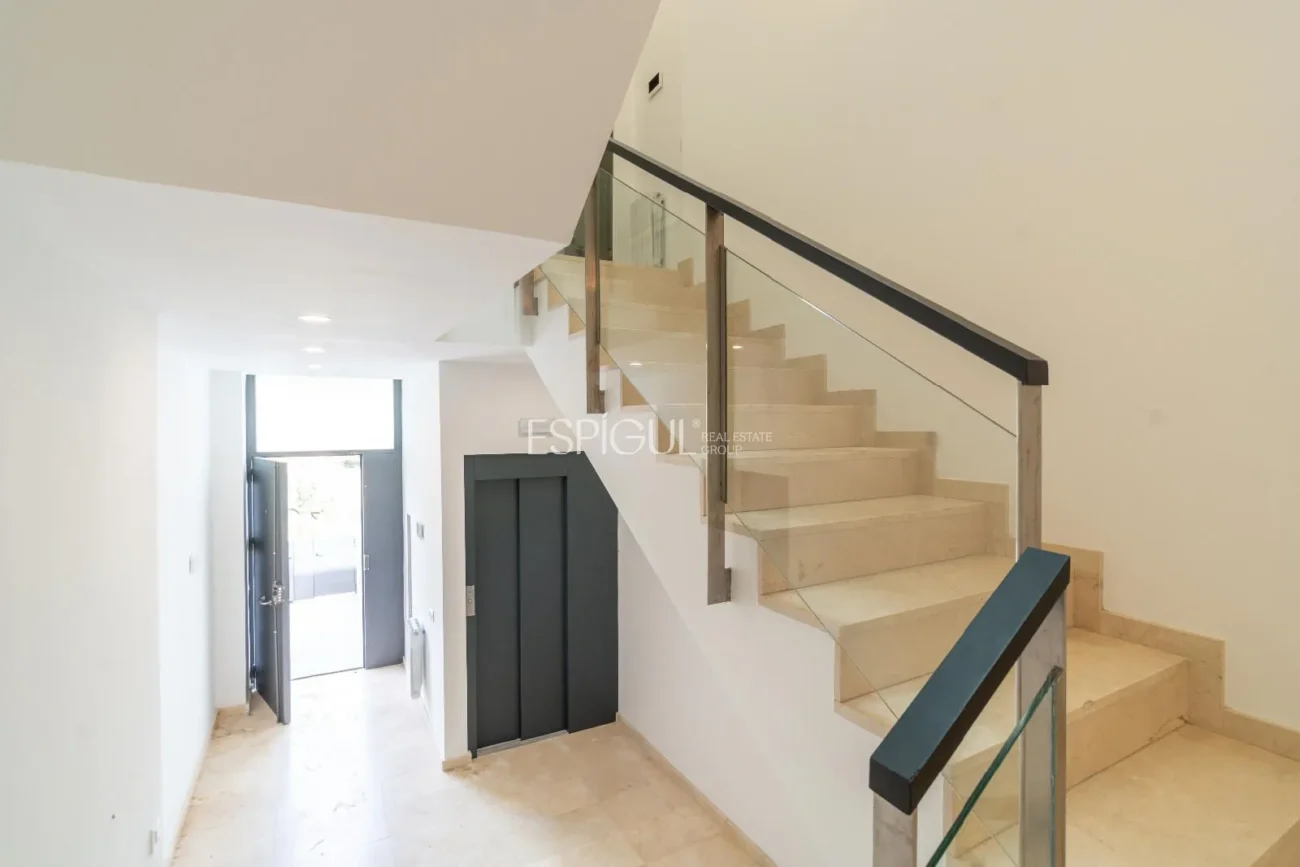 Espectacular casa en Alella, totalmente actualizada en 2025, con ascensor y piscina.