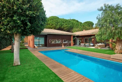 Espectacular casa en una gran parcela con jardín y piscina