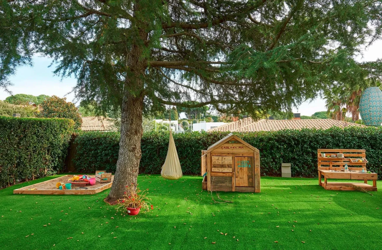 Spektakuläres Haus auf einem großen Grundstück mit Garten und Pool