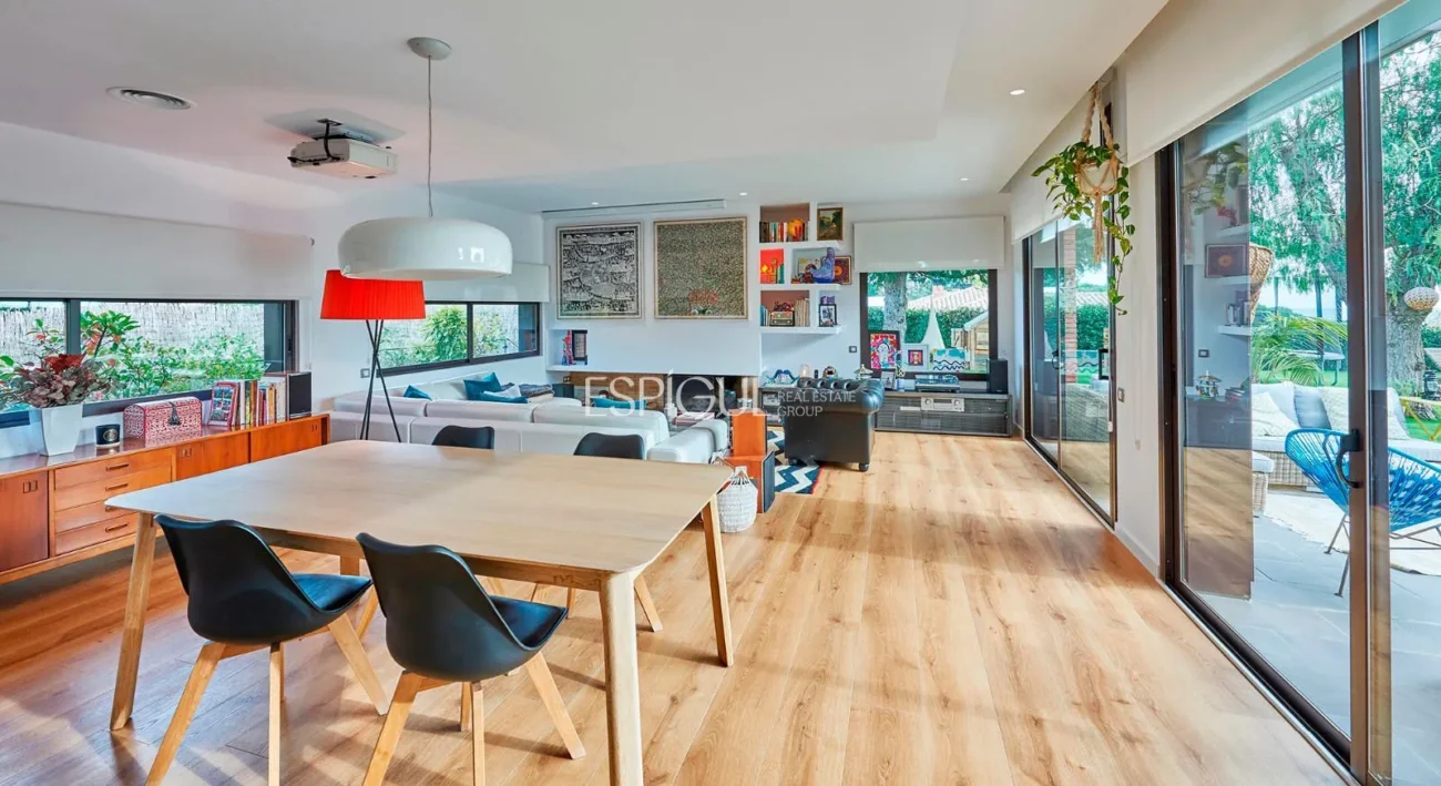 Spektakuläres Haus auf einem großen Grundstück mit Garten und Pool