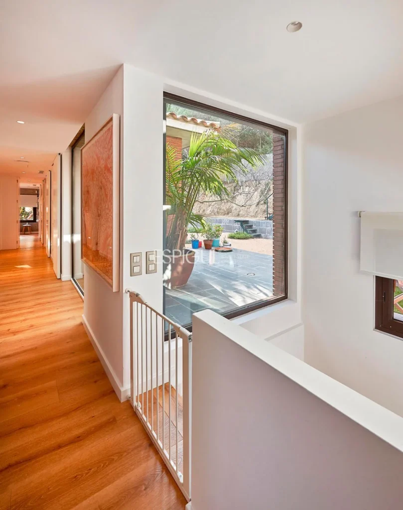 Spektakuläres Haus auf einem großen Grundstück mit Garten und Pool