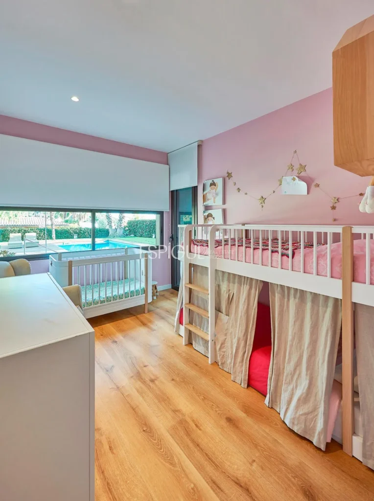 Spektakuläres Haus auf einem großen Grundstück mit Garten und Pool