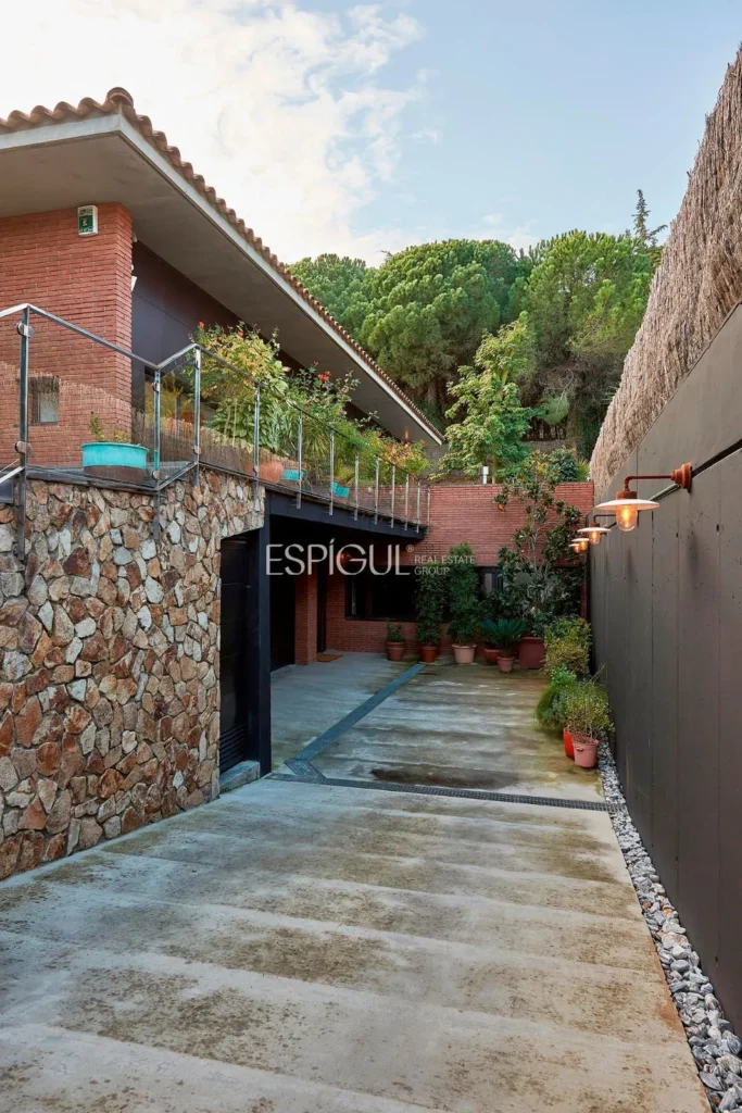 Spektakuläres Haus auf einem großen Grundstück mit Garten und Pool