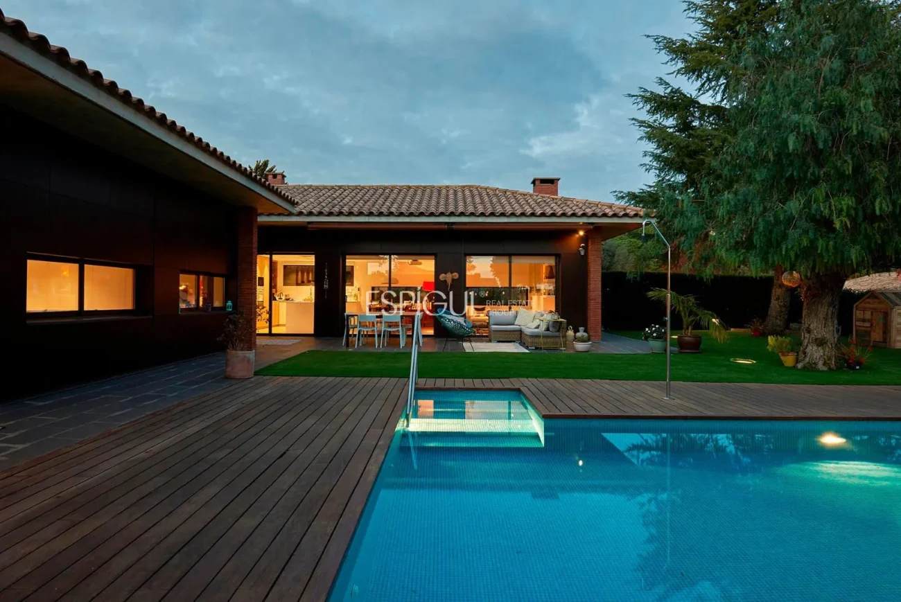 Spektakuläres Haus auf einem großen Grundstück mit Garten und Pool