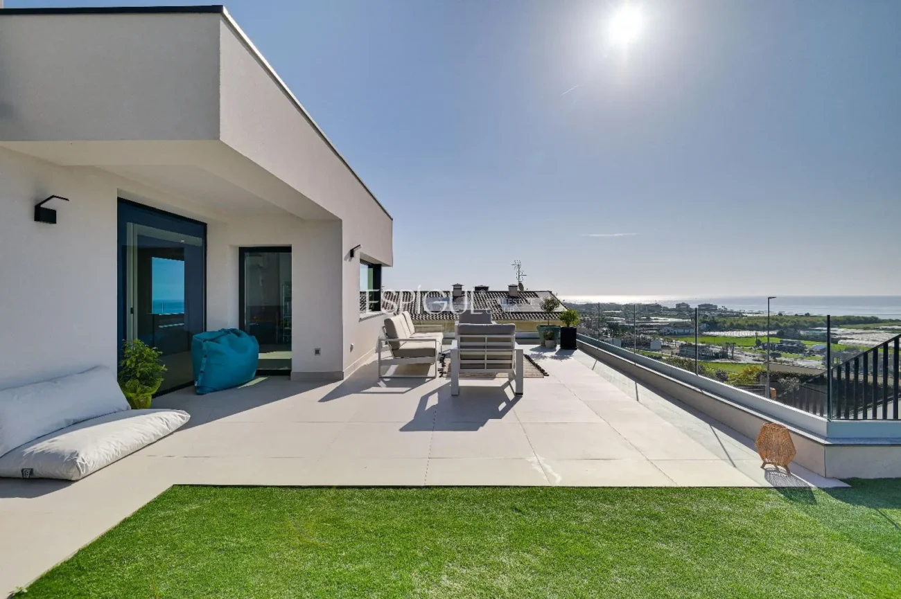 Exclusiva casa con vistas al mar y piscina privada en Santa Susanna