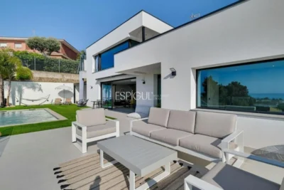 Exclusiva casa con vistas al mar y piscina privada en Santa Susanna
