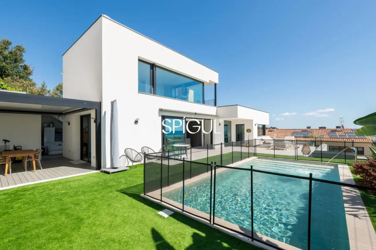 Exclusiva casa con vistas al mar y piscina privada en Santa Susanna