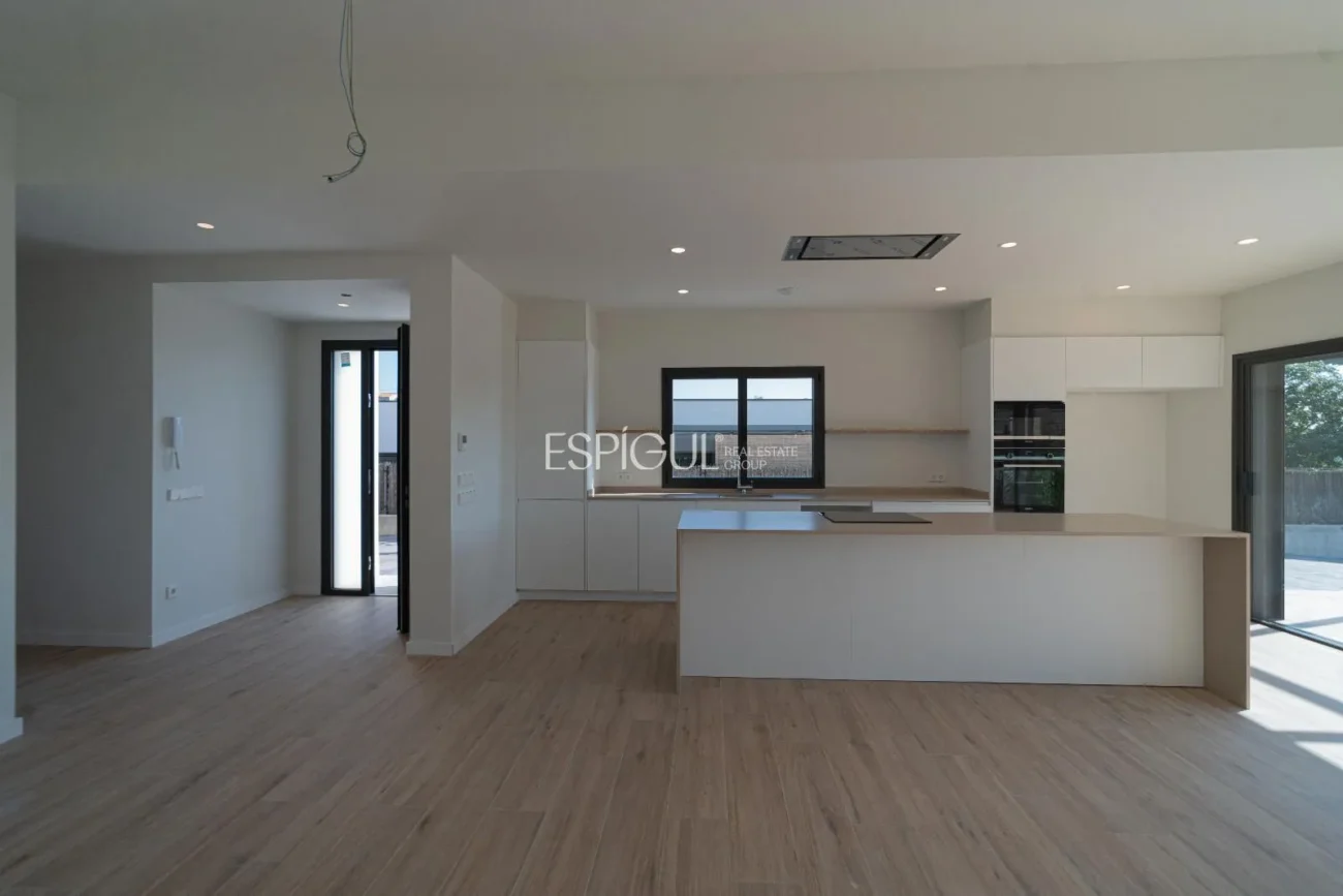 Exclusiva casa de obra nueva en planta baja con jardín en Banyoles