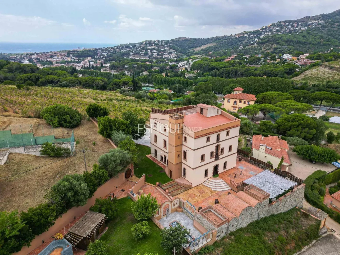 Exclusiva casa histórica en Alella con vistas al mar y licencia turística