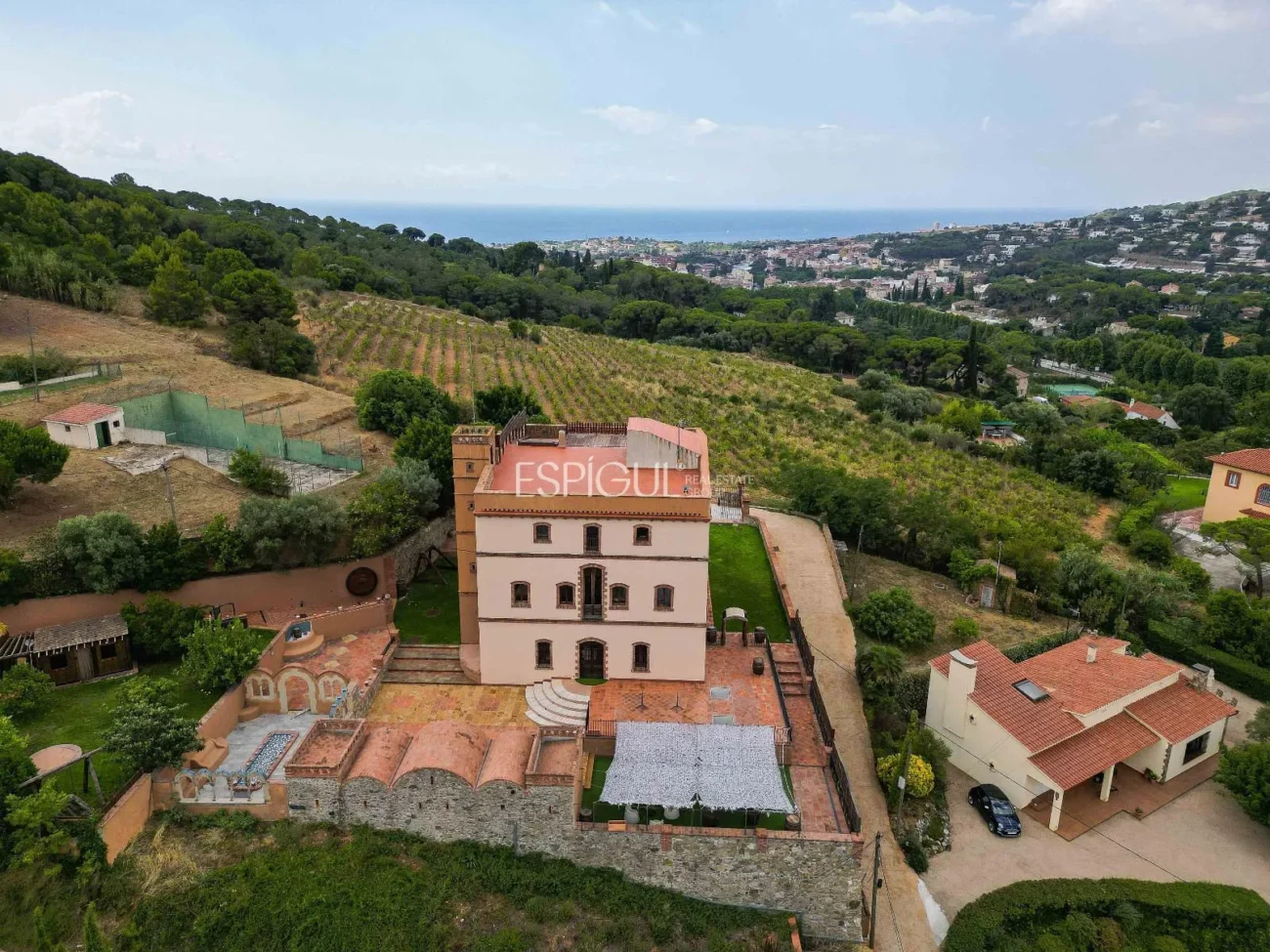 Exclusiva casa histórica en Alella con vistas al mar y licencia turística