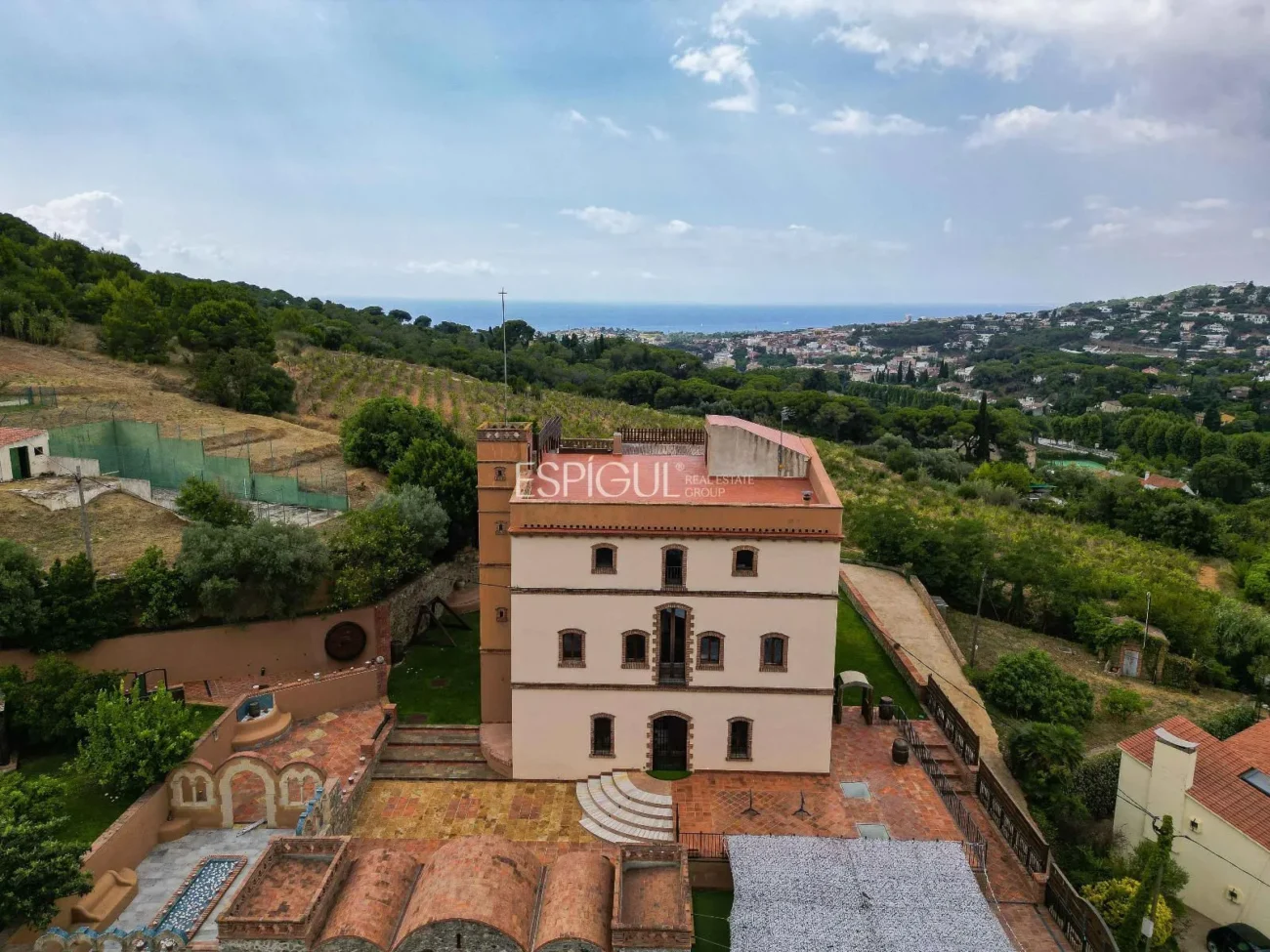 Exclusiva casa histórica en Alella con vistas al mar y licencia turística