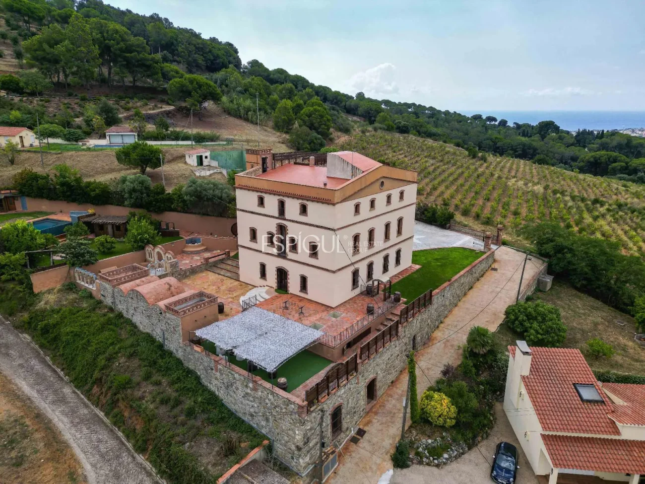 Exclusiva casa histórica en Alella con vistas al mar y licencia turística