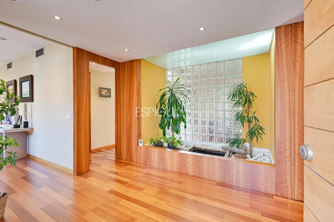 Exclusiva residencia con jardín, piscina y grandes espacios en Sarrià