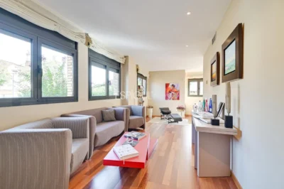 Exclusiva residencia con jardín, piscina y grandes espacios en Sarrià