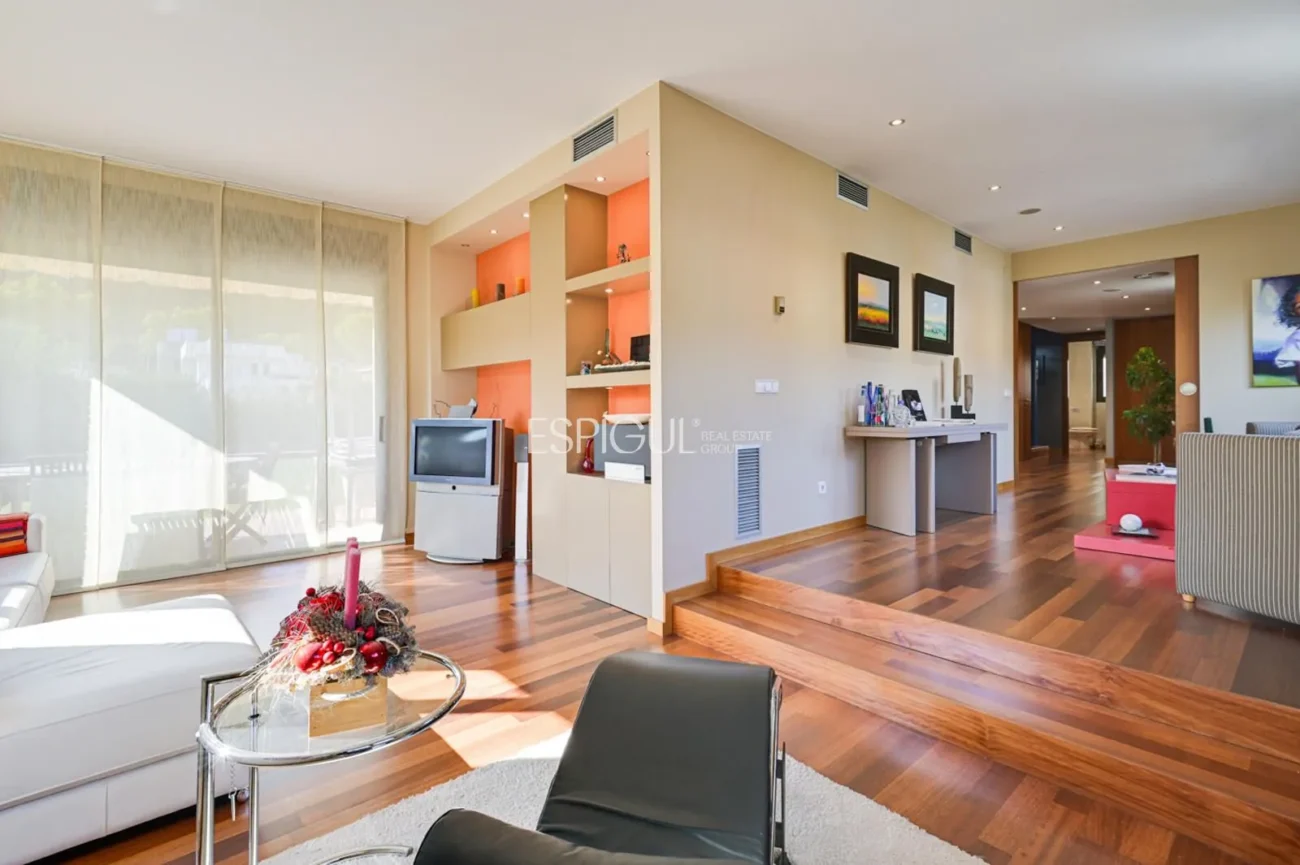 Exclusiva residencia con jardín, piscina y grandes espacios en Sarrià