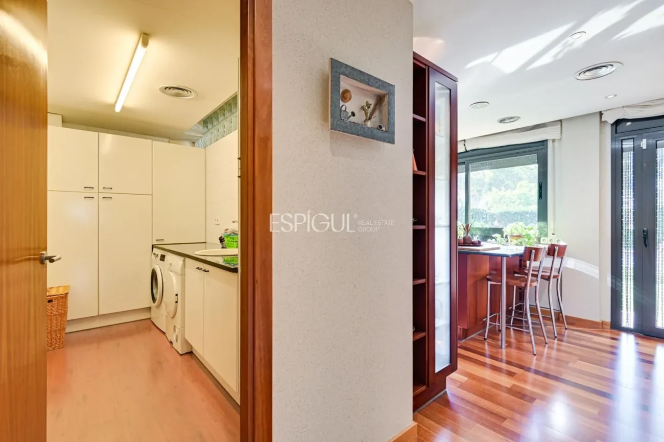 Exclusiva residencia con jardín, piscina y grandes espacios en Sarrià