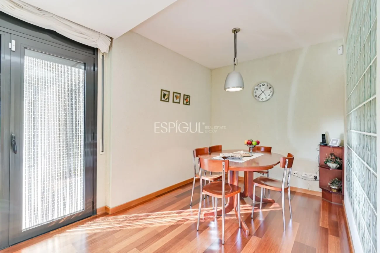 Exclusiva residencia con jardín, piscina y grandes espacios en Sarrià