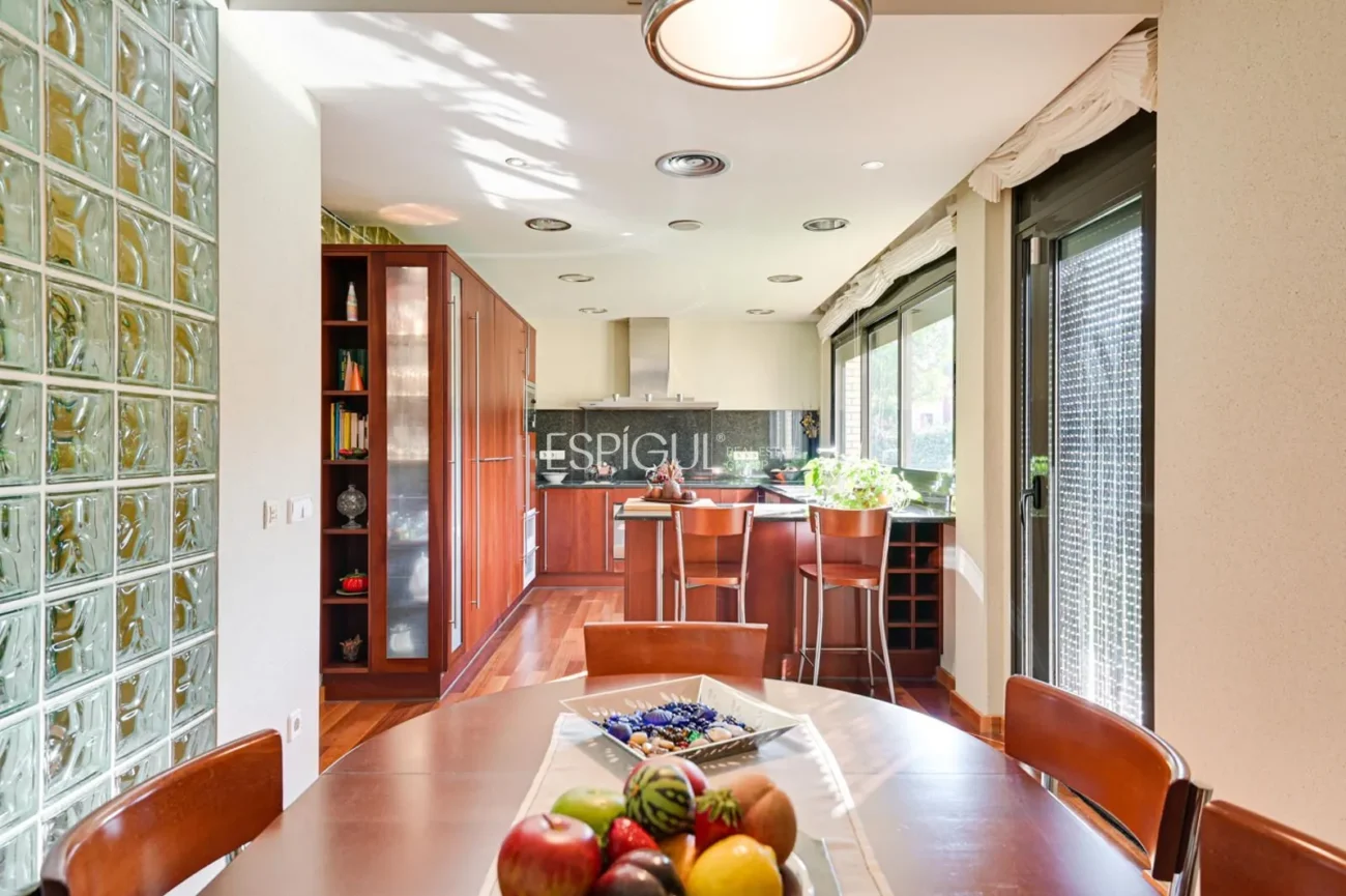 Exclusiva residencia con jardín, piscina y grandes espacios en Sarrià