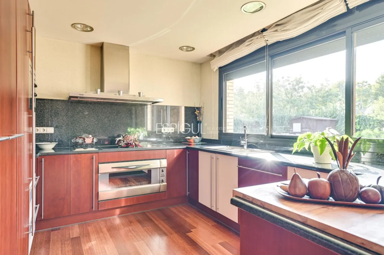 Exclusiva residencia con jardín, piscina y grandes espacios en Sarrià