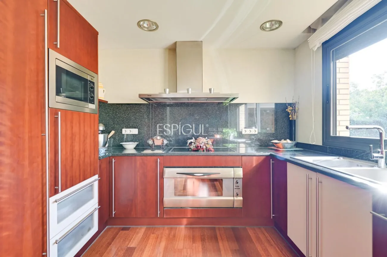 Exclusiva residencia con jardín, piscina y grandes espacios en Sarrià