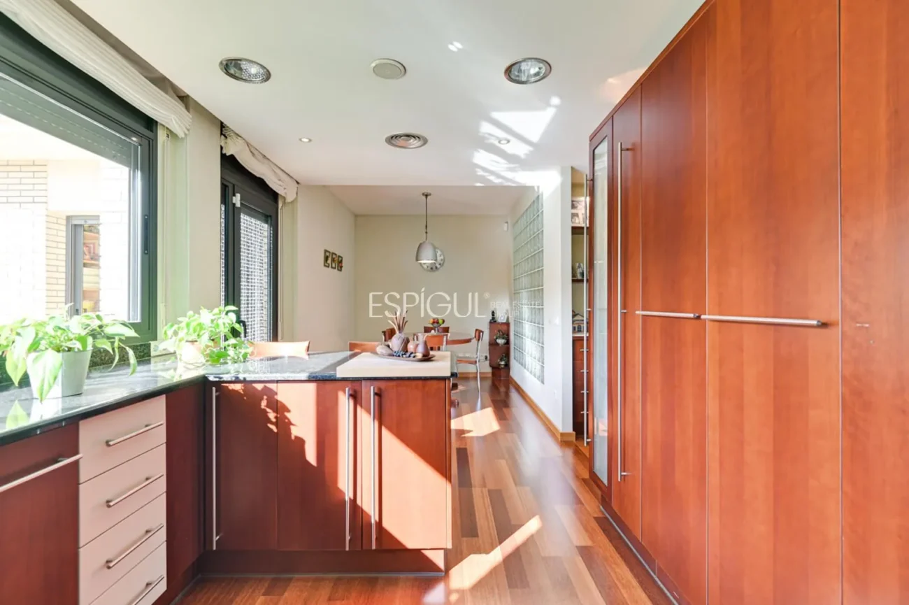 Exclusiva residencia con jardín, piscina y grandes espacios en Sarrià