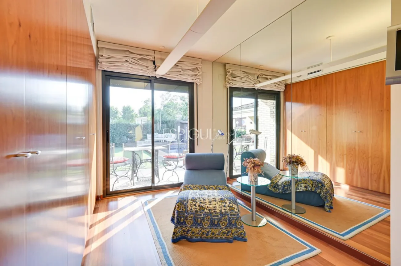 Exclusiva residencia con jardín, piscina y grandes espacios en Sarrià