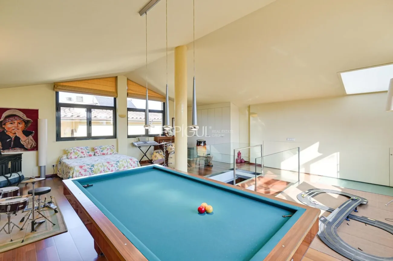 Exclusiva residencia con jardín, piscina y grandes espacios en Sarrià