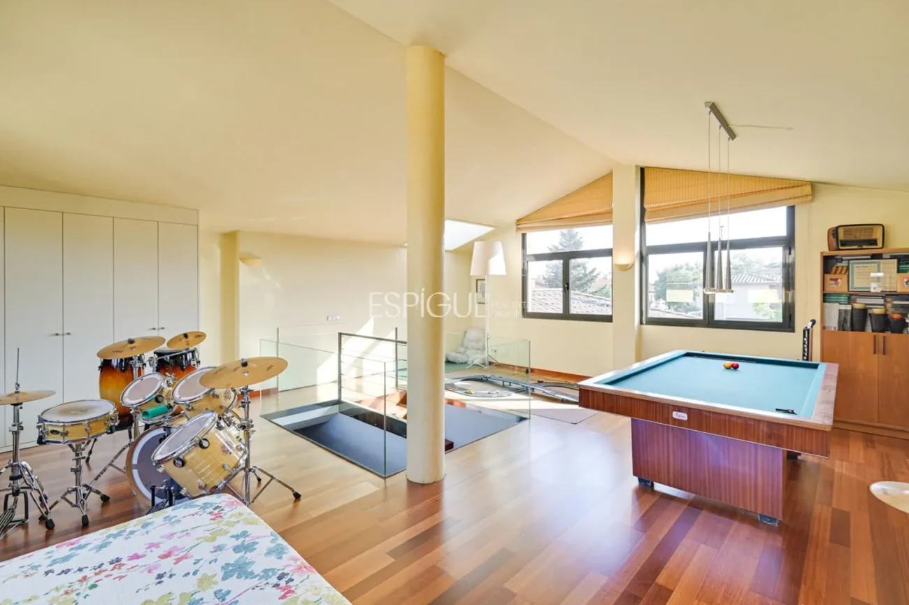 Exclusiva residencia con jardín, piscina y grandes espacios en Sarrià