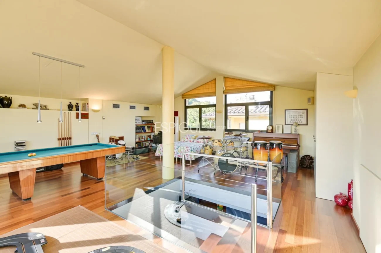 Exclusiva residencia con jardín, piscina y grandes espacios en Sarrià